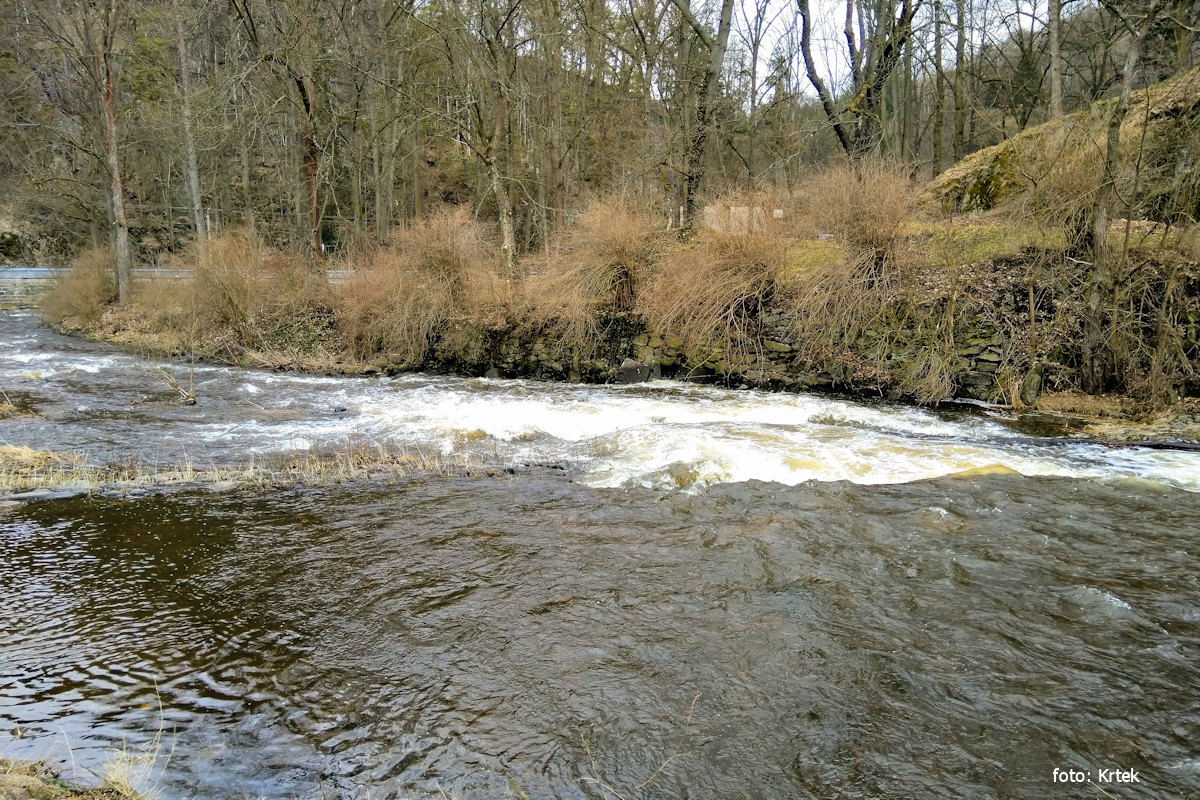 rkm. 26,2 Jez pod hradem v Bečově při stavu 70 cm; 6,933 m3/s (vodočet Teplička)