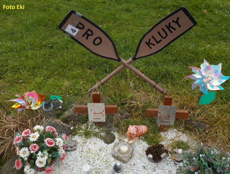 rkm. 314,9 Jez Herbertov na Vltavě pod Vyšším Brodem s pomníčkem, foto rok 2026