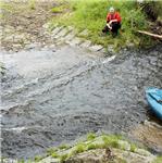 Klády a dráty přes koryto pod Nemilkovem