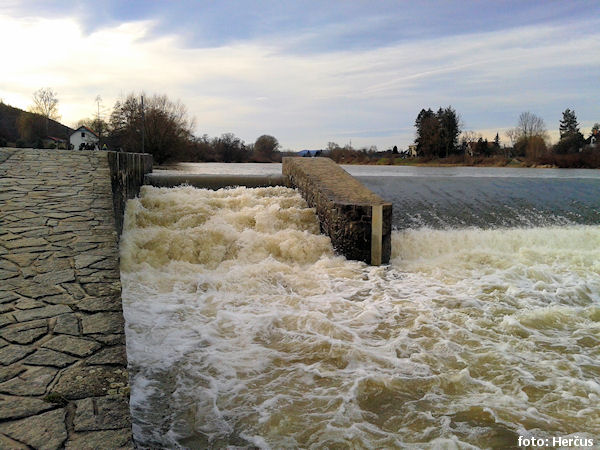 rybí přechod, propust jezu Dobřichovice za 50 m3/s 