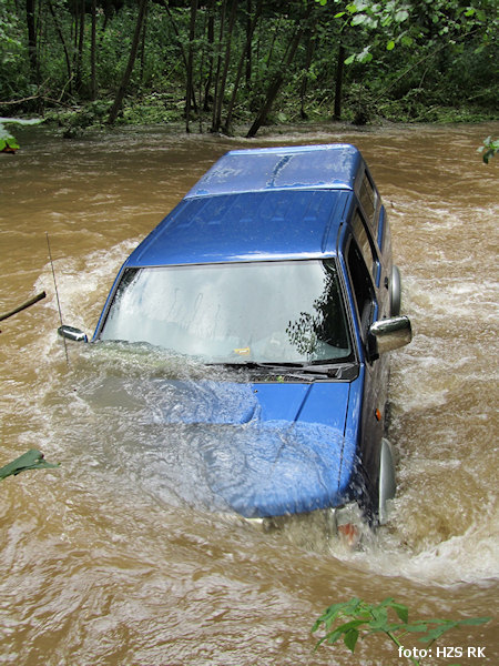Auto v potoce Auto v potoce