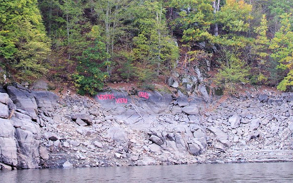 Zoufalý slogan na skále - Vltava pod Zvíkovem Zoufalý slogan na skále - Vltava pod Zvíkovem