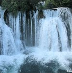 Řeka Una na hranici Bosny a Chorvatska