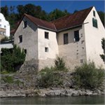 Bavorský dům s povodňovými značkami ve městě Burghausen 07/2026