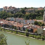 Město Burghausen s řekou Salzach z rakouského břehu 07/2026