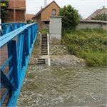 Lávka a vodočetná stanice na Mrlině v obci Vestec (km 10,8),  červnu 2025